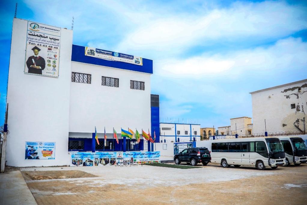 Façade du campus de l'Université Sup'Management à Nouakchott